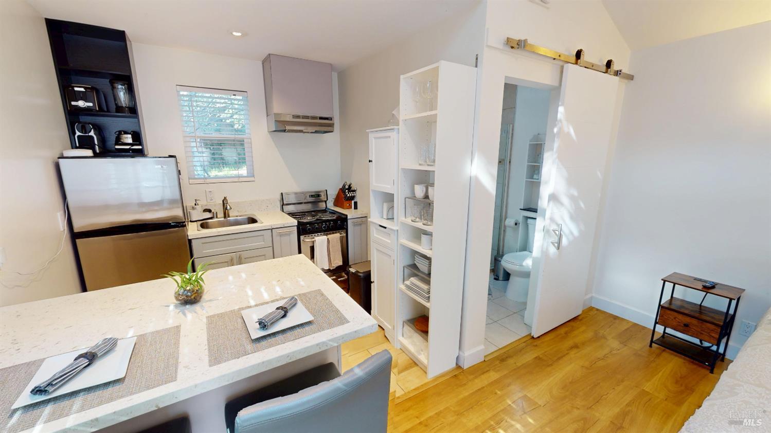 Detail Gallery Image 6 of 17 For 833 Belle Ave, San Rafael,  CA 94901 - 3 Beds | 1 Baths