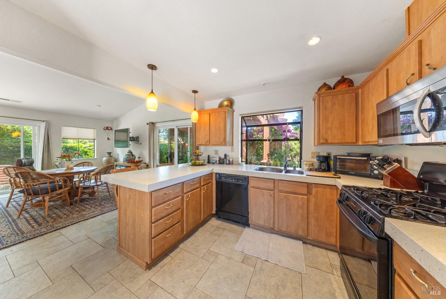Detail Gallery Image 15 of 44 For 105 Holstrom Cir, Novato,  CA 94947 - 3 Beds | 2 Baths