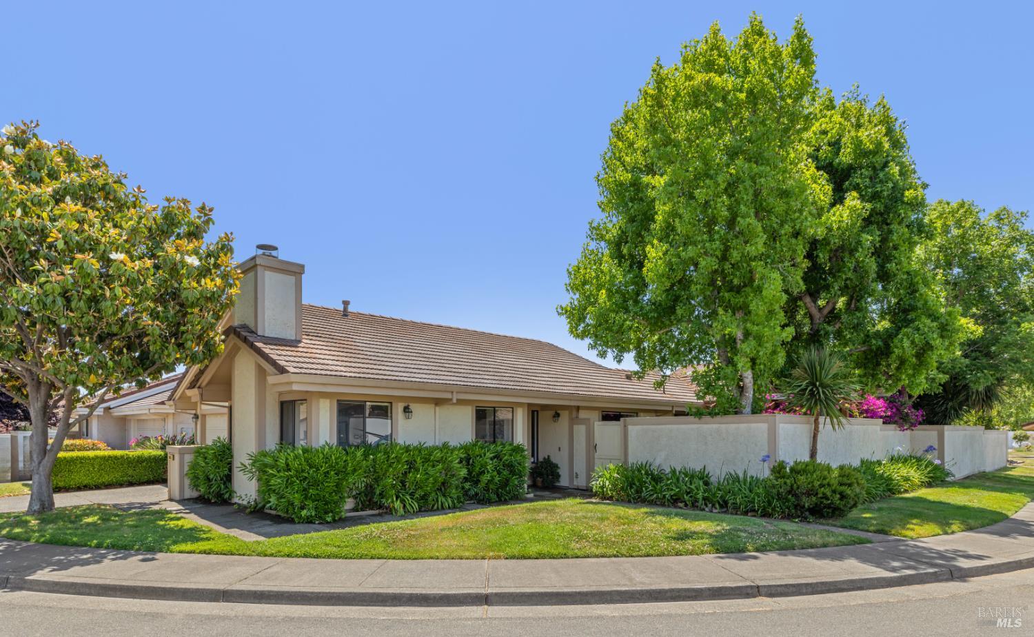 Detail Gallery Image 3 of 44 For 105 Holstrom Cir, Novato,  CA 94947 - 3 Beds | 2 Baths