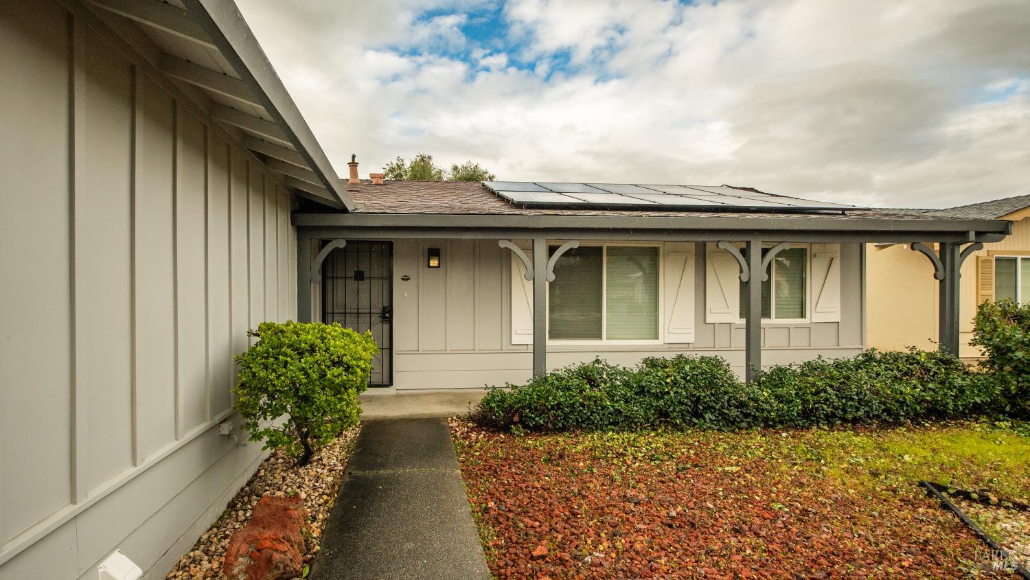 Detail Gallery Image 5 of 38 For 128 Lassen Cir, Vacaville,  CA 95687 - 2 Beds | 2 Baths