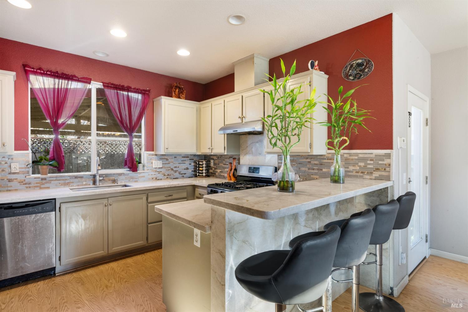 Detail Gallery Image 8 of 23 For 2358 Wicket Ave, Santa Rosa,  CA 95403 - 3 Beds | 2/1 Baths