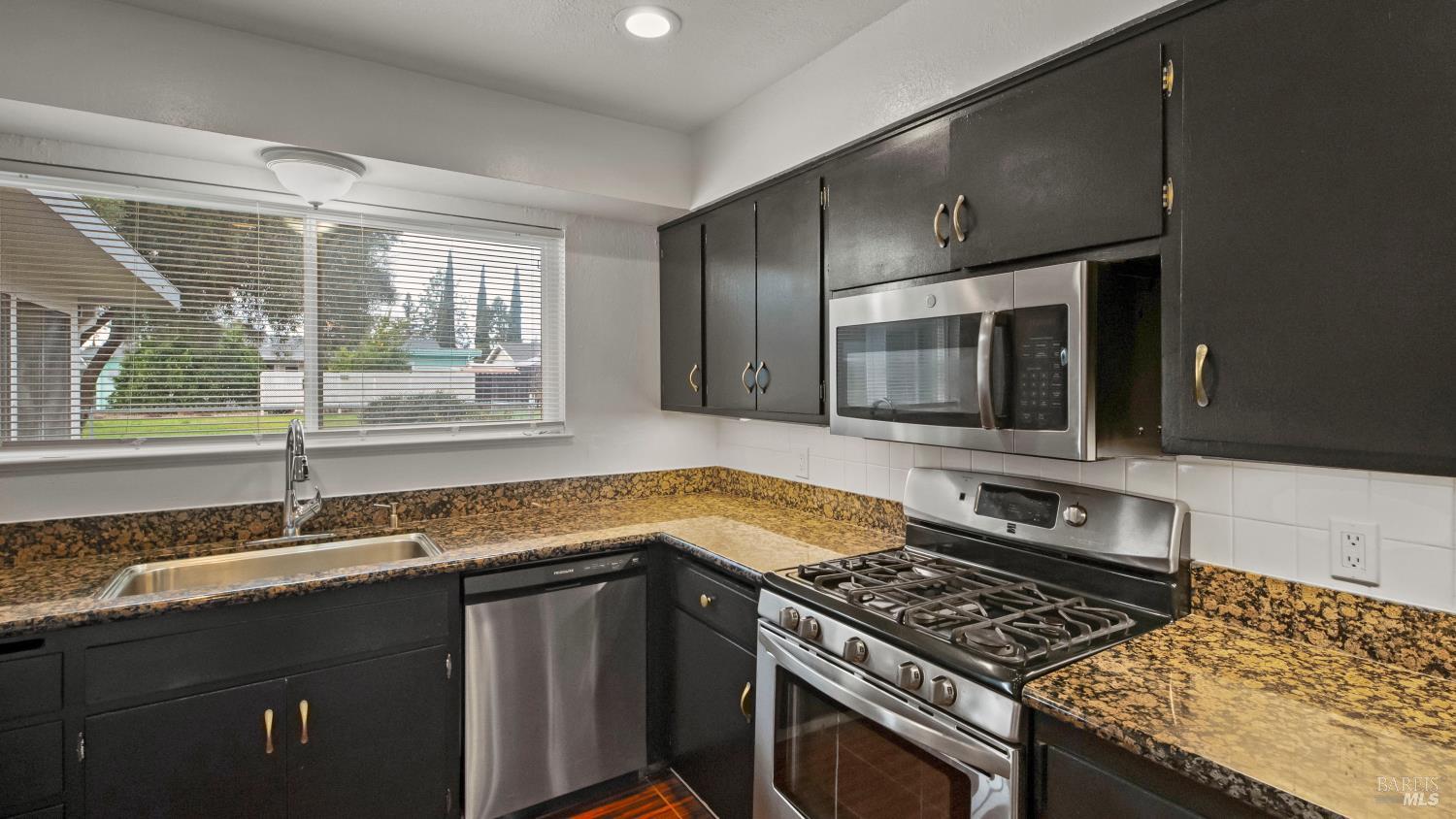 Detail Gallery Image 17 of 38 For 128 Lassen Cir, Vacaville,  CA 95687 - 2 Beds | 2 Baths