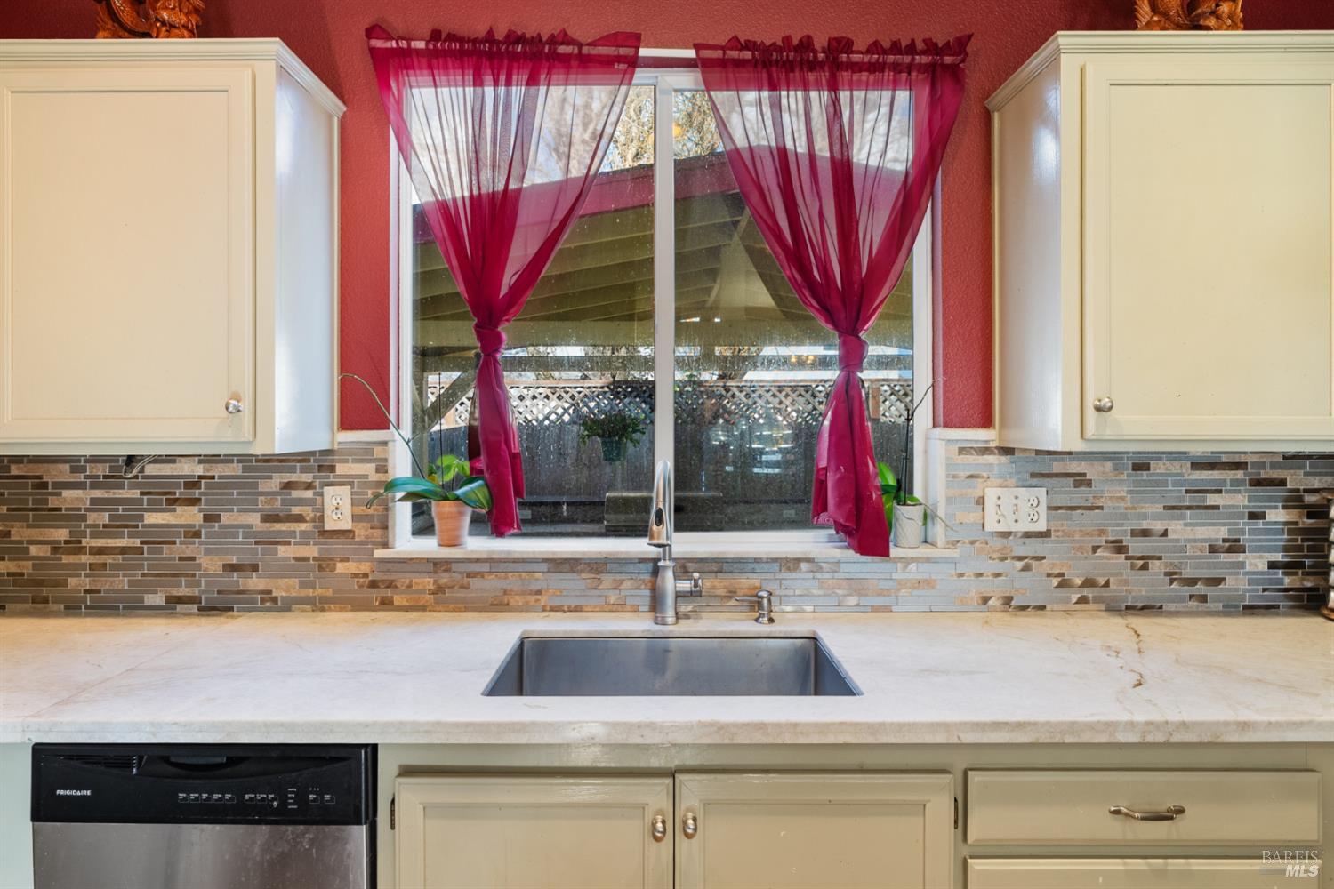 Detail Gallery Image 6 of 23 For 2358 Wicket Ave, Santa Rosa,  CA 95403 - 3 Beds | 2/1 Baths