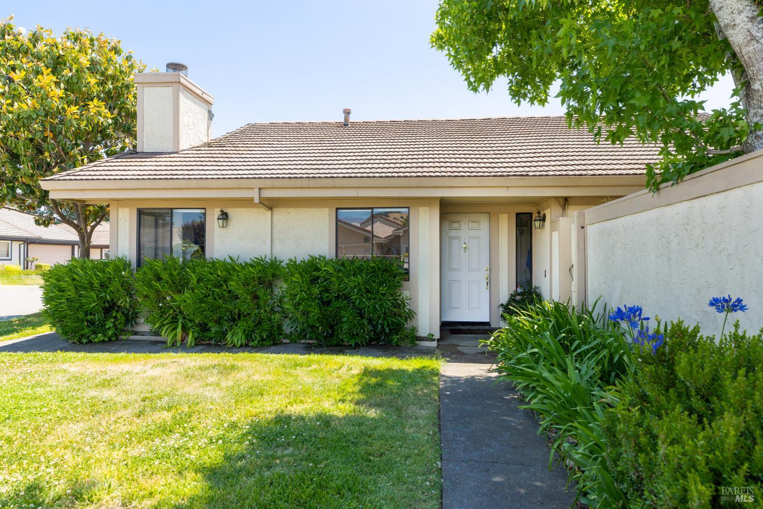 Detail Gallery Image 4 of 44 For 105 Holstrom Cir, Novato,  CA 94947 - 3 Beds | 2 Baths