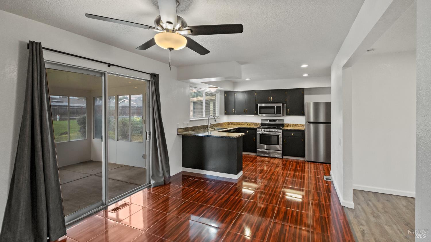 Detail Gallery Image 13 of 38 For 128 Lassen Cir, Vacaville,  CA 95687 - 2 Beds | 2 Baths