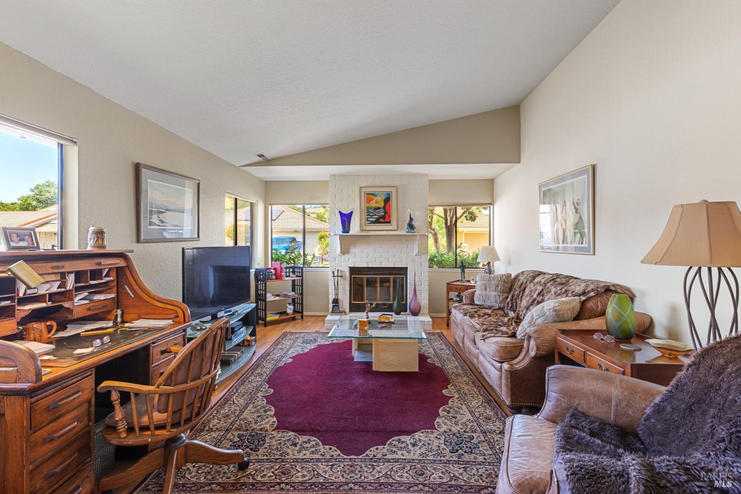 Detail Gallery Image 6 of 44 For 105 Holstrom Cir, Novato,  CA 94947 - 3 Beds | 2 Baths
