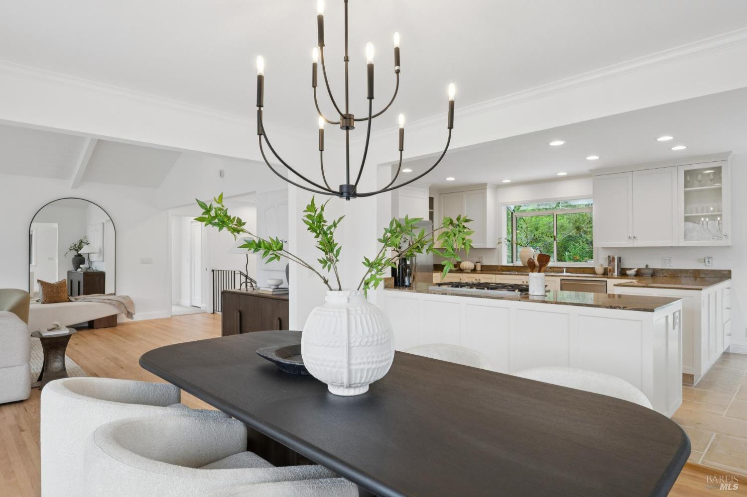 Detail Gallery Image 4 of 46 For 16 Dutch Valley Ln, San Anselmo,  CA 94960 - 4 Beds | 2 Baths