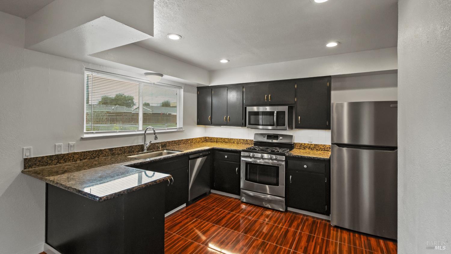 Detail Gallery Image 15 of 38 For 128 Lassen Cir, Vacaville,  CA 95687 - 2 Beds | 2 Baths