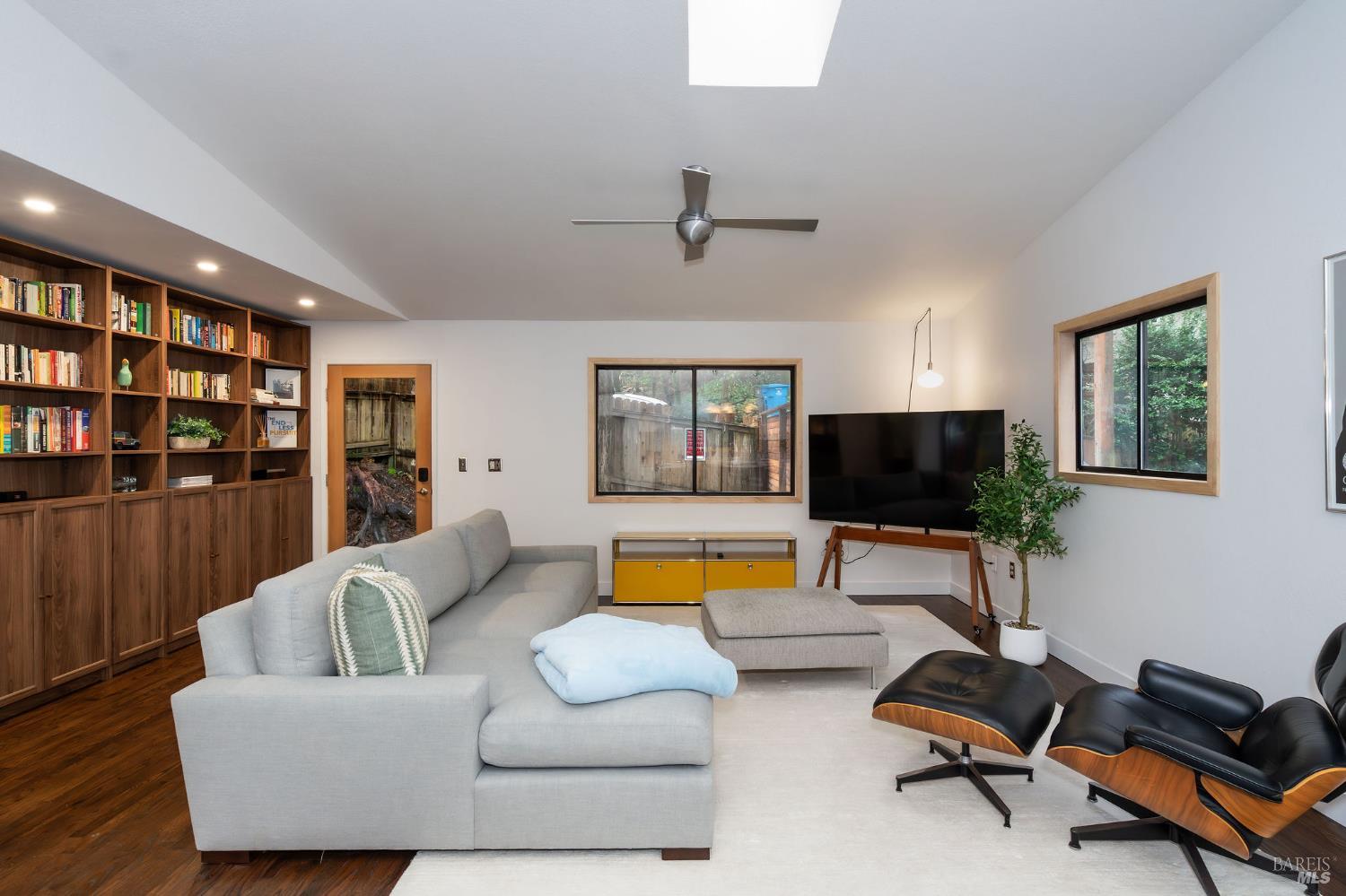 Detail Gallery Image 4 of 49 For 14225 Cherry St, Guerneville,  CA 95446 - 2 Beds | 1 Baths