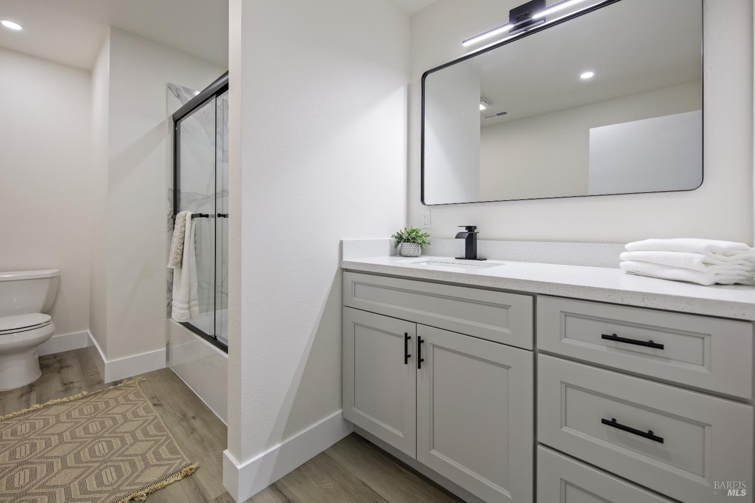 Detail Gallery Image 16 of 23 For 450 Nut Tree Rd, Vacaville,  CA 95687 - 4 Beds | 3 Baths