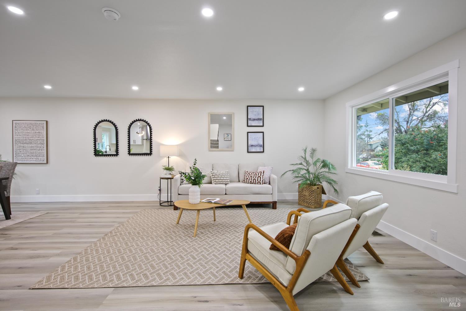 Detail Gallery Image 4 of 23 For 450 Nut Tree Rd, Vacaville,  CA 95687 - 4 Beds | 3 Baths