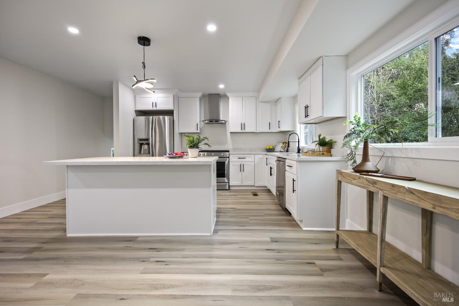 Detail Gallery Image 8 of 23 For 450 Nut Tree Rd, Vacaville,  CA 95687 - 4 Beds | 3 Baths