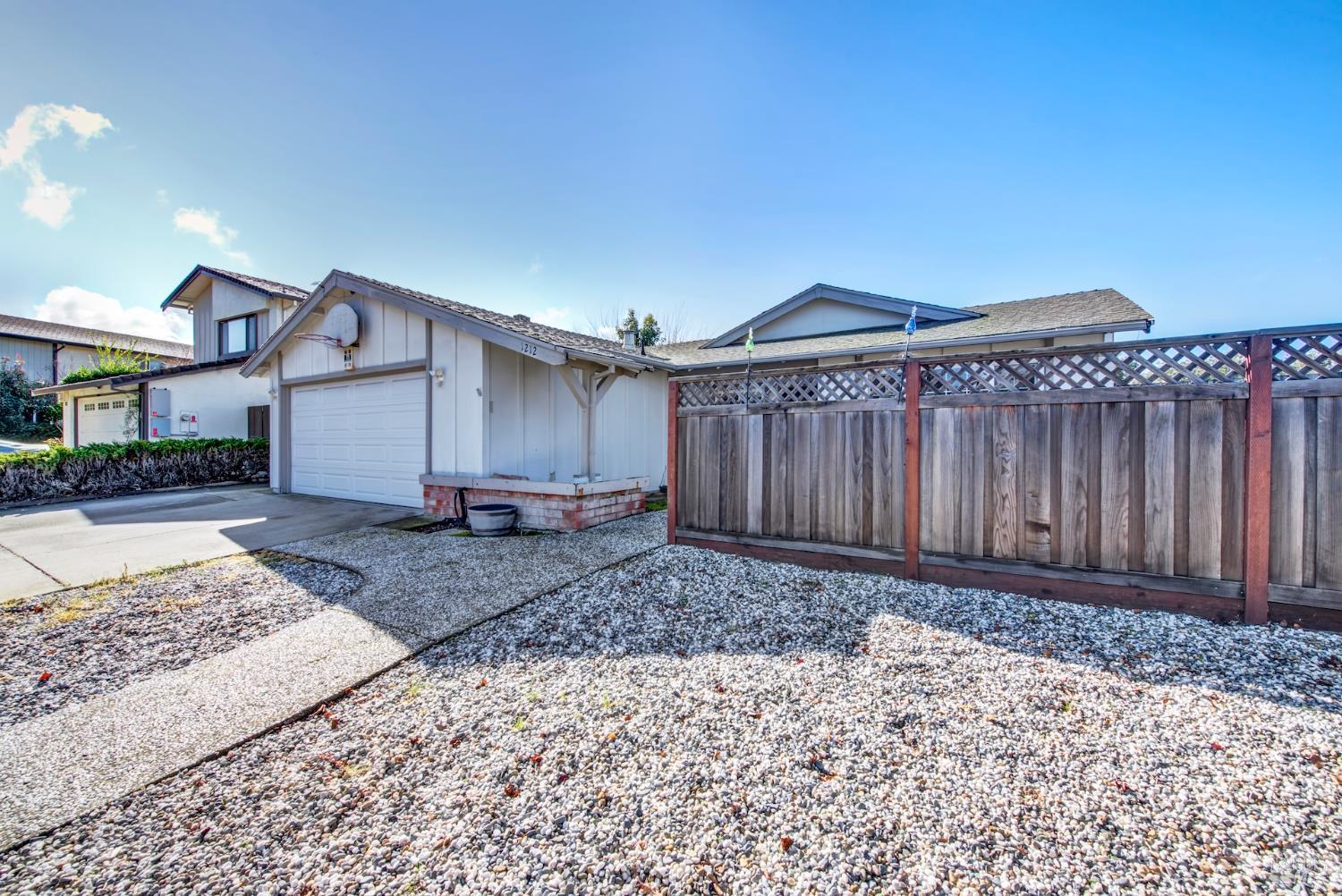 Detail Gallery Image 8 of 65 For 1212 Stirling Dr, Rodeo,  CA 94572 - 4 Beds | 2 Baths