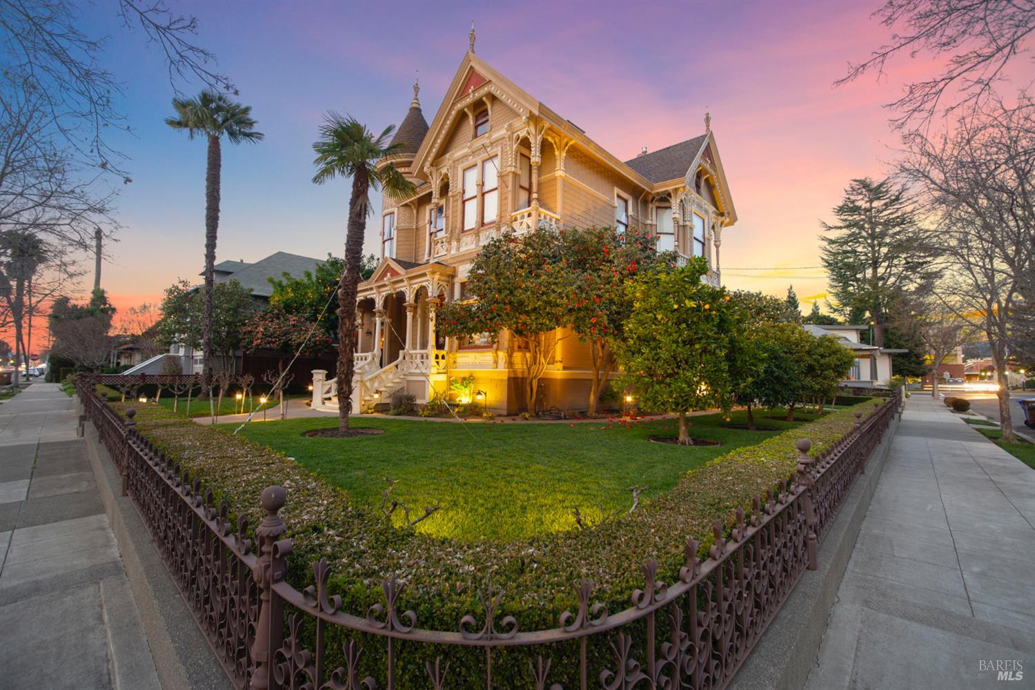 Detail Gallery Image 4 of 77 For 608 Randolph St, Napa,  CA 94559 - 3 Beds | 3/3 Baths