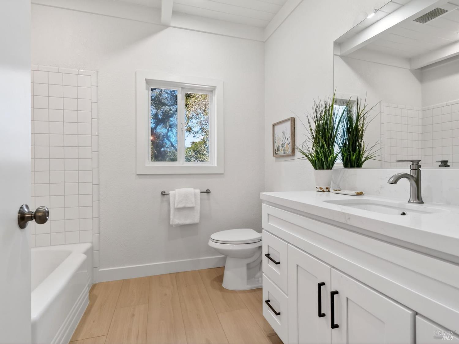 Detail Gallery Image 18 of 44 For 611 Lake St, Cloverdale,  CA 95425 - 3 Beds | 2 Baths