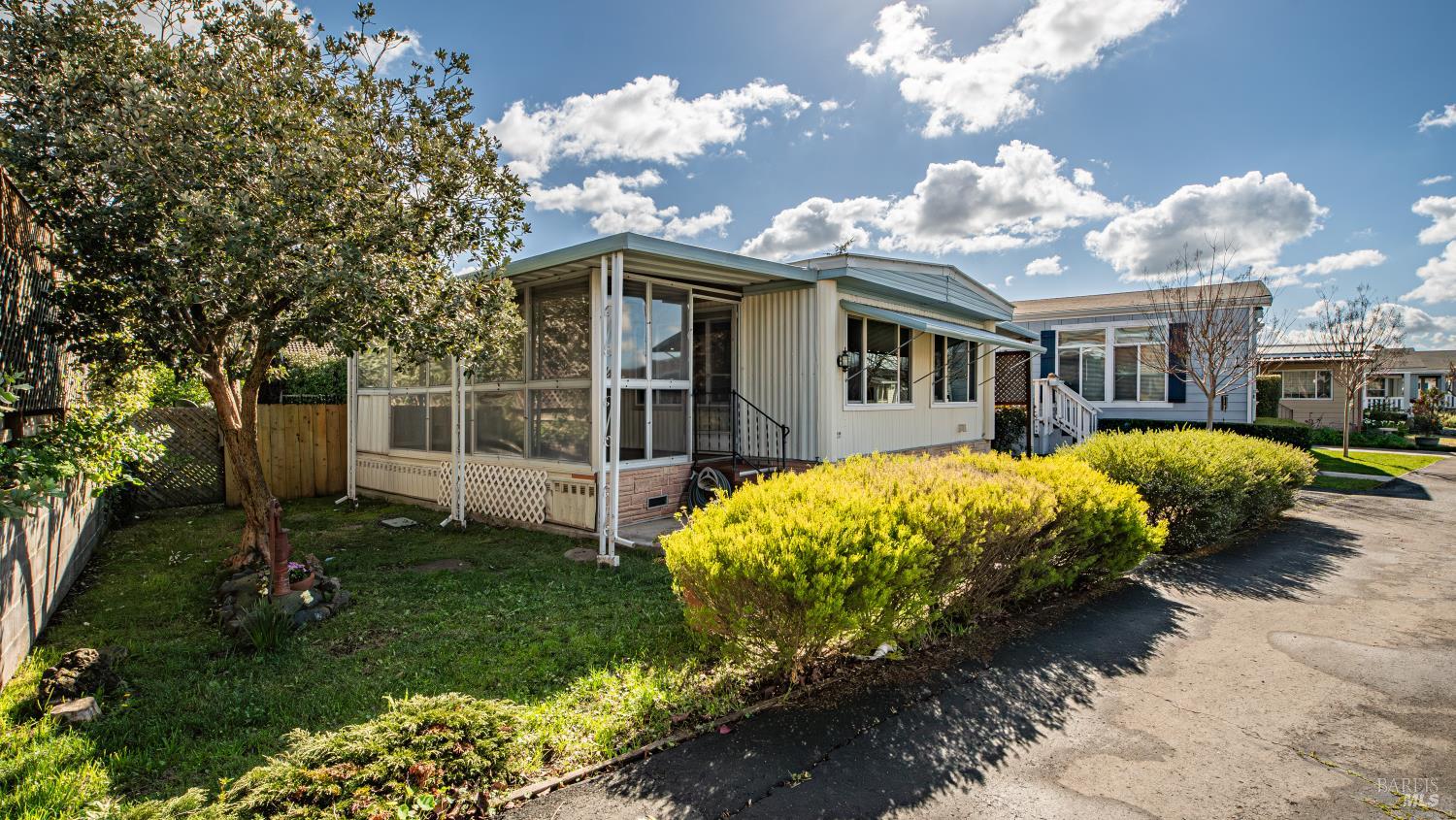 Detail Gallery Image 2 of 43 For 148 Oakwood Dr, Petaluma,  CA 94954 - 2 Beds | 1 Baths