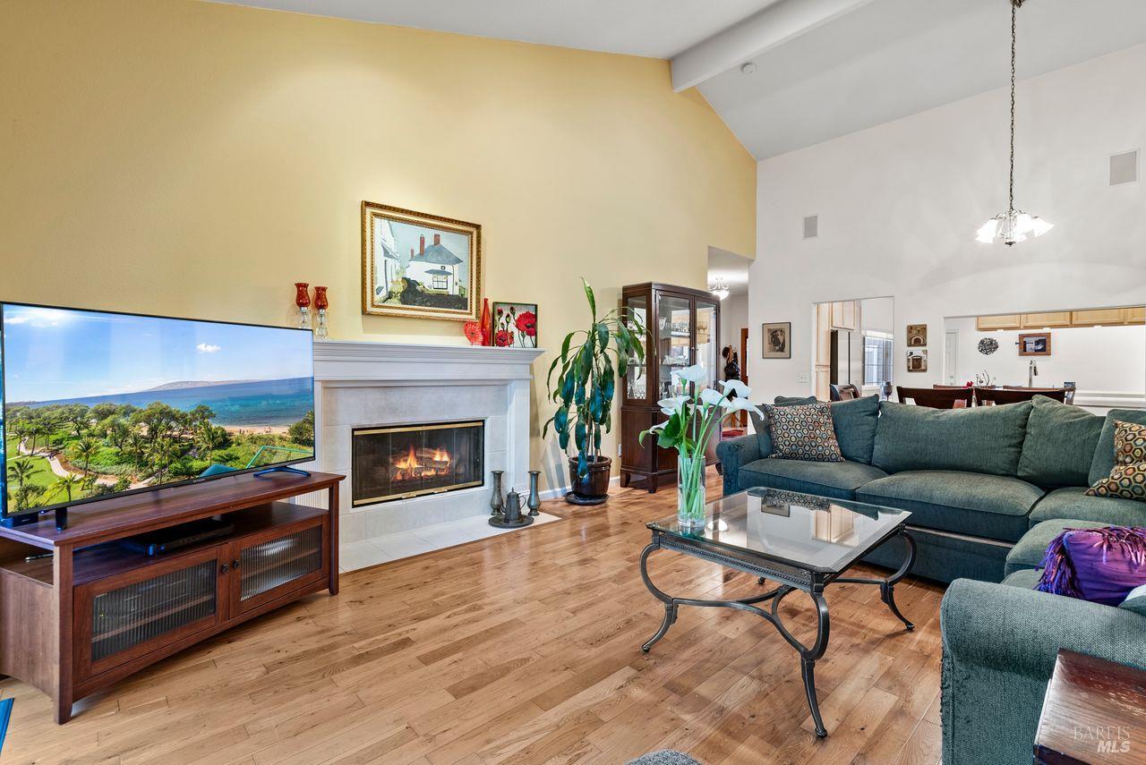 Detail Gallery Image 10 of 42 For 1011 Oak Mesa Dr, Santa Rosa,  CA 95409 - 2 Beds | 2 Baths