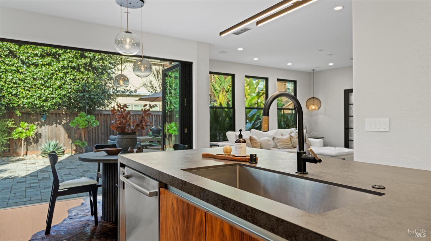 Detail Gallery Image 5 of 74 For 92 Oak Grove Dr, Novato,  CA 94949 - 4 Beds | 3 Baths