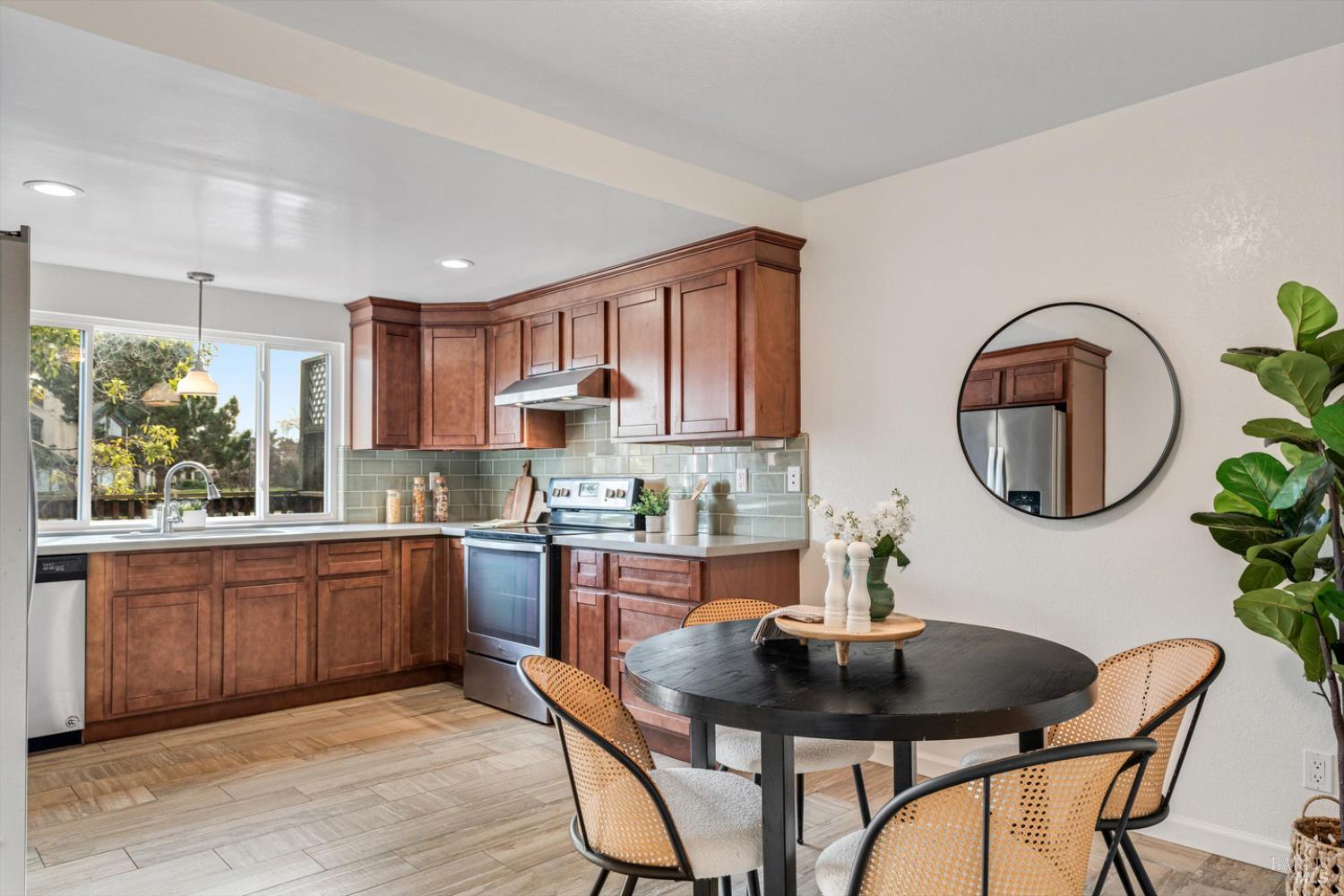 Detail Gallery Image 13 of 41 For 154 Basinside Way, Alameda,  CA 94502 - 3 Beds | 2/1 Baths