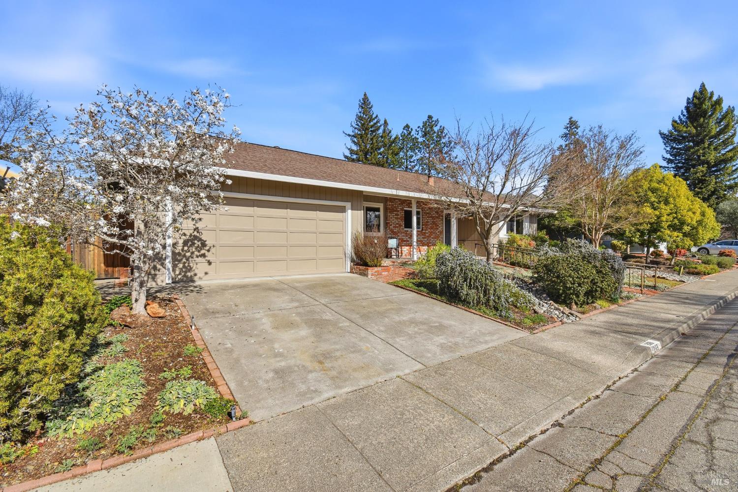 Detail Gallery Image 3 of 33 For 269 Mockingbird Cir, Santa Rosa,  CA 95409 - 2 Beds | 2 Baths