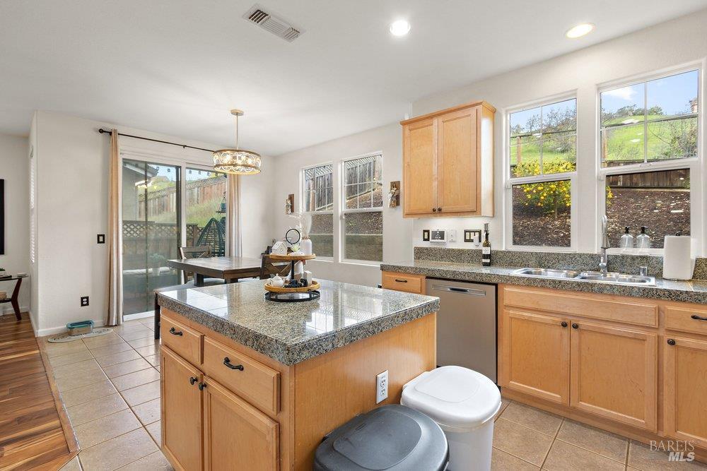 Detail Gallery Image 8 of 39 For 8128 Carlisle Way, Vallejo,  CA 94591 - 3 Beds | 2/1 Baths