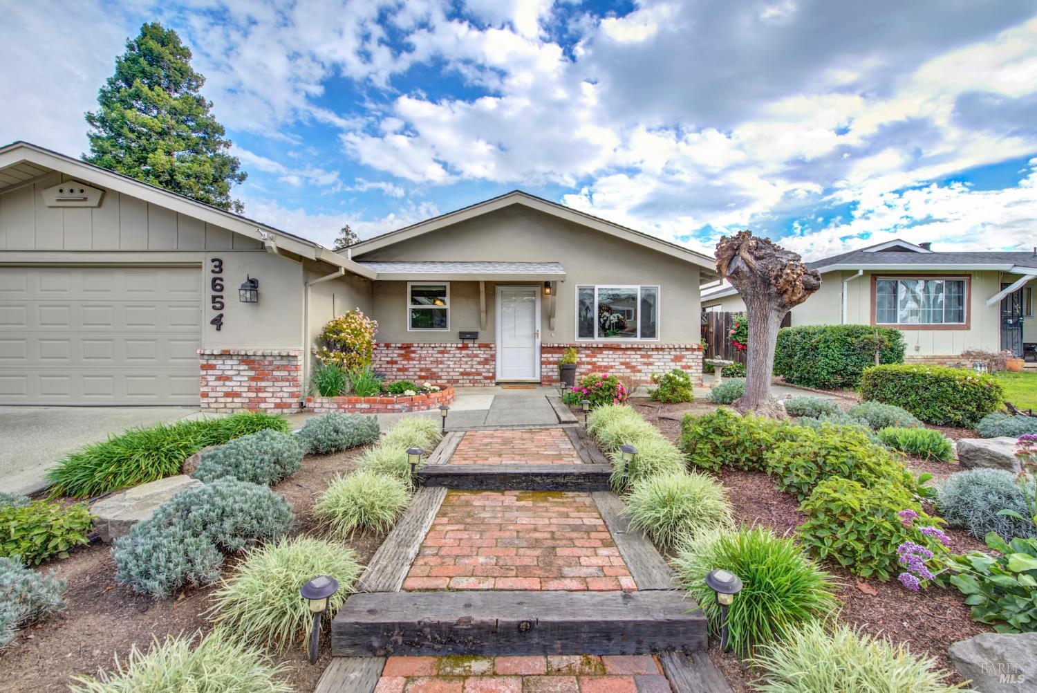 Detail Gallery Image 2 of 39 For 3654 Diablo St, Napa,  CA 94558 - 3 Beds | 2 Baths