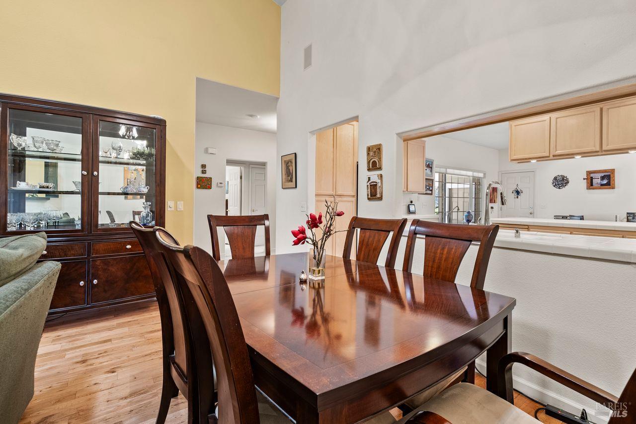 Detail Gallery Image 13 of 42 For 1011 Oak Mesa Dr, Santa Rosa,  CA 95409 - 2 Beds | 2 Baths