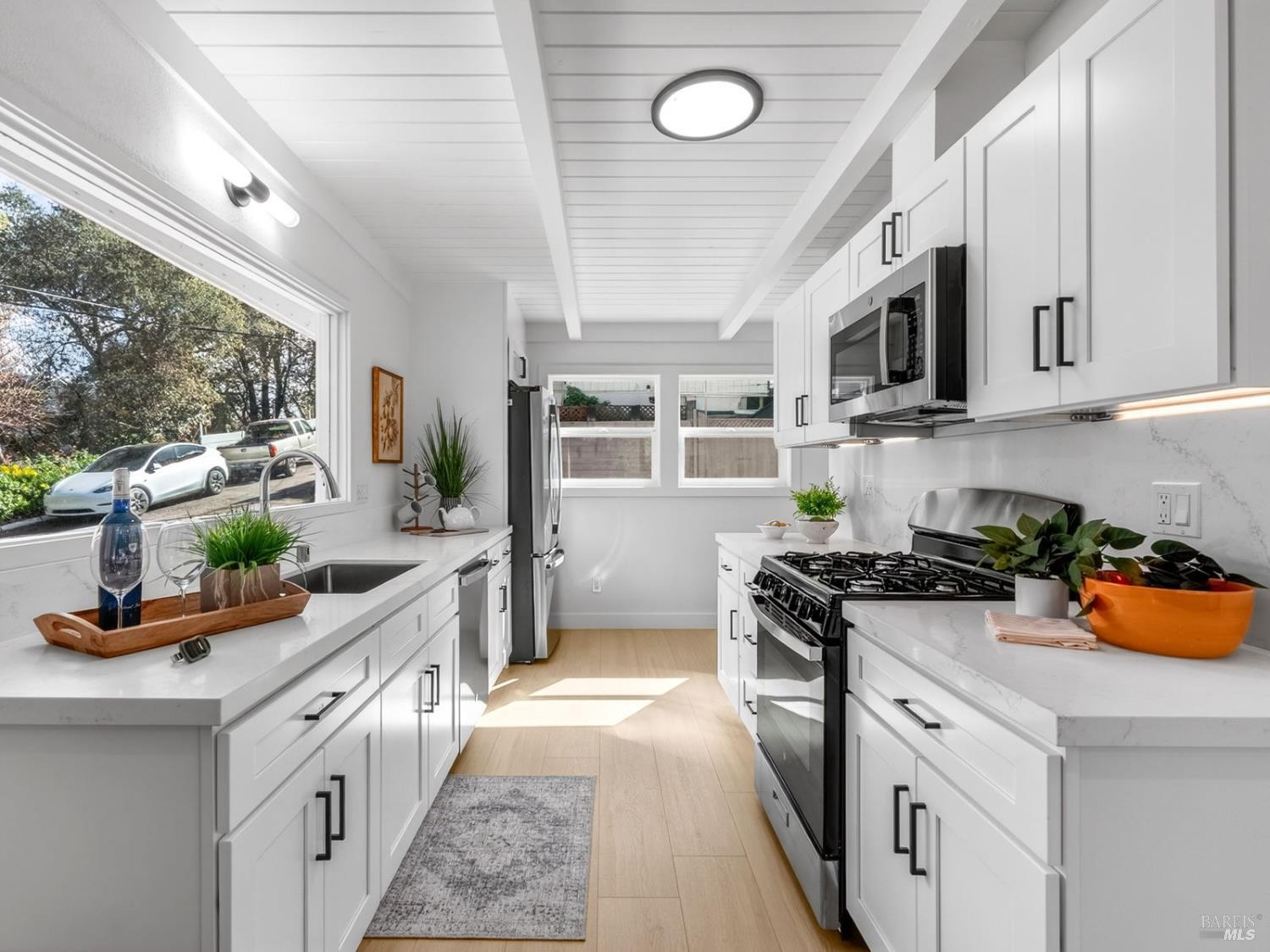 Detail Gallery Image 7 of 44 For 611 Lake St, Cloverdale,  CA 95425 - 3 Beds | 2 Baths