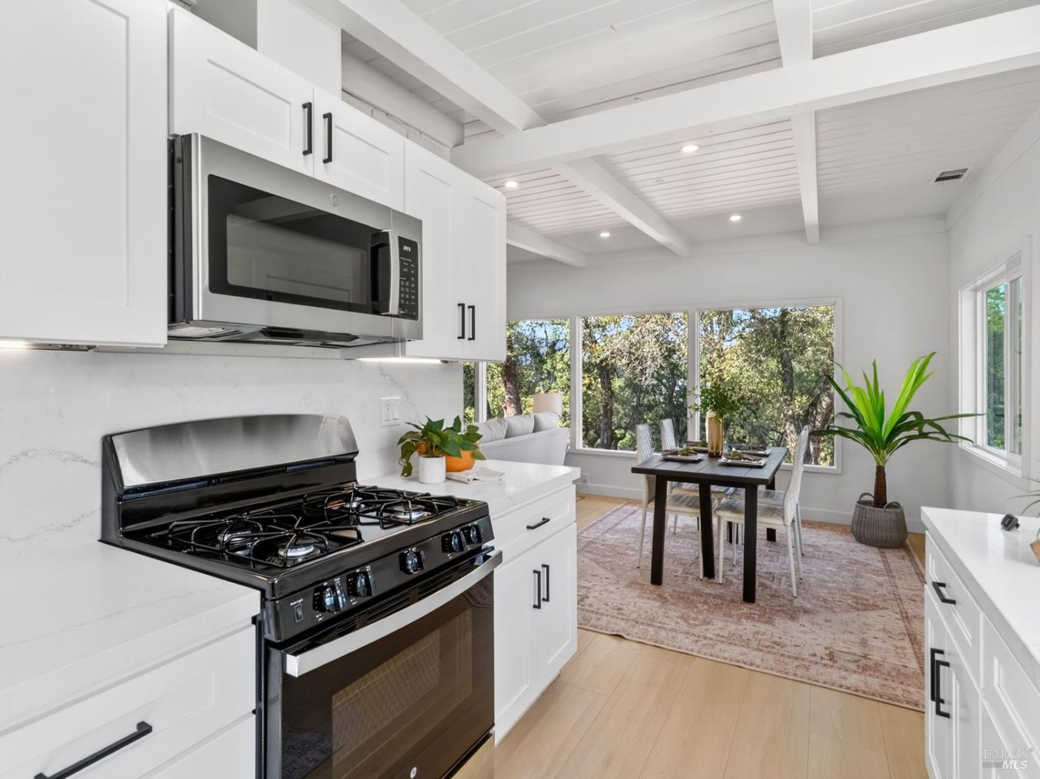 Detail Gallery Image 8 of 44 For 611 Lake St, Cloverdale,  CA 95425 - 3 Beds | 2 Baths