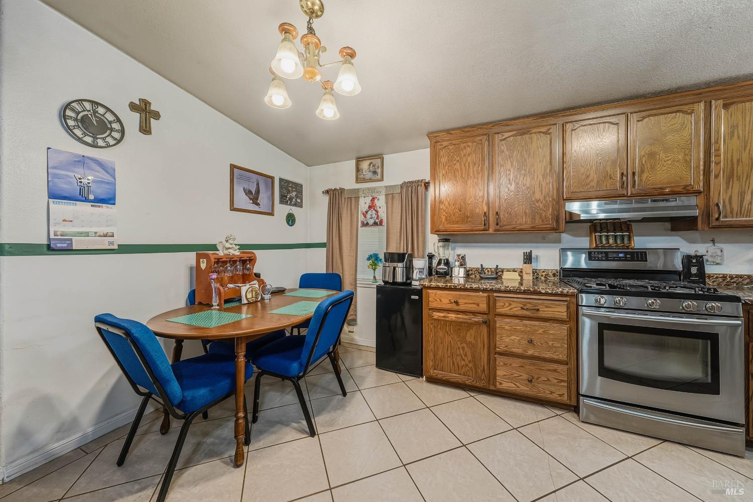 Detail Gallery Image 6 of 32 For 375 E State Highway 20 Hwy 67, Upper Lake,  CA 95485 - 3 Beds | 2 Baths