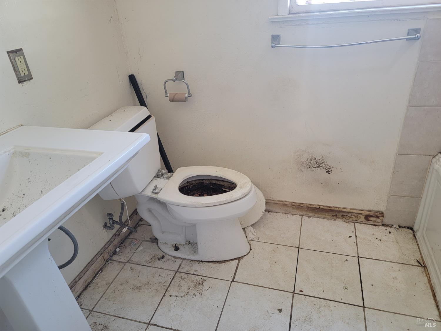 Detail Gallery Image 6 of 10 For 9500 Golf Links Rd, Oakland,  CA 94605 - 2 Beds | 1 Baths