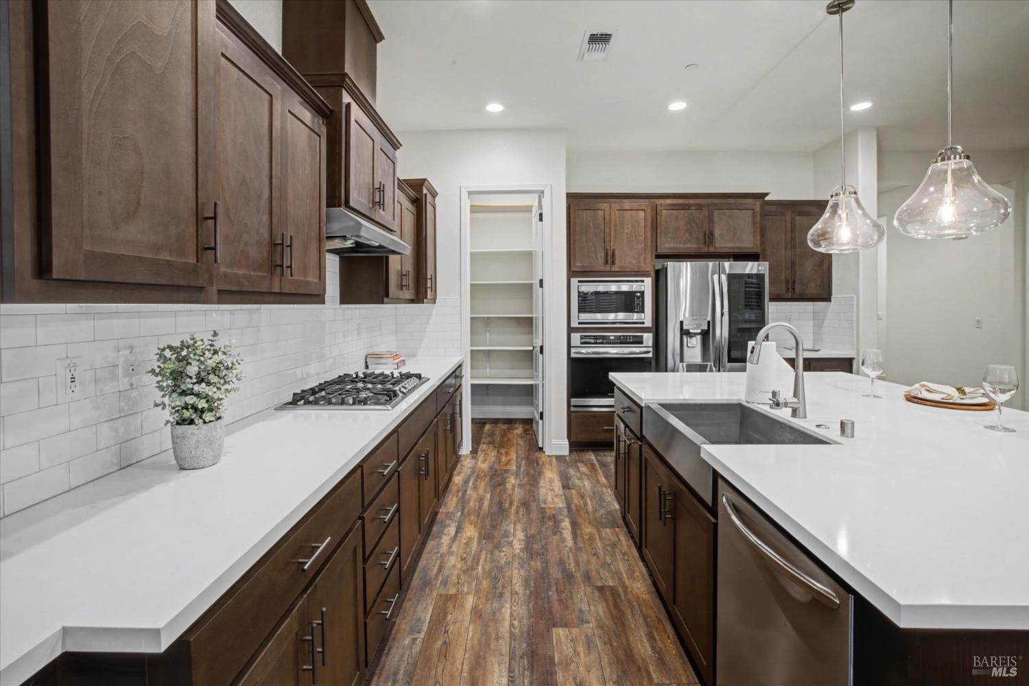 Detail Gallery Image 12 of 67 For 6006 Peacock Ct, Vacaville,  CA 95688 - 3 Beds | 3/1 Baths