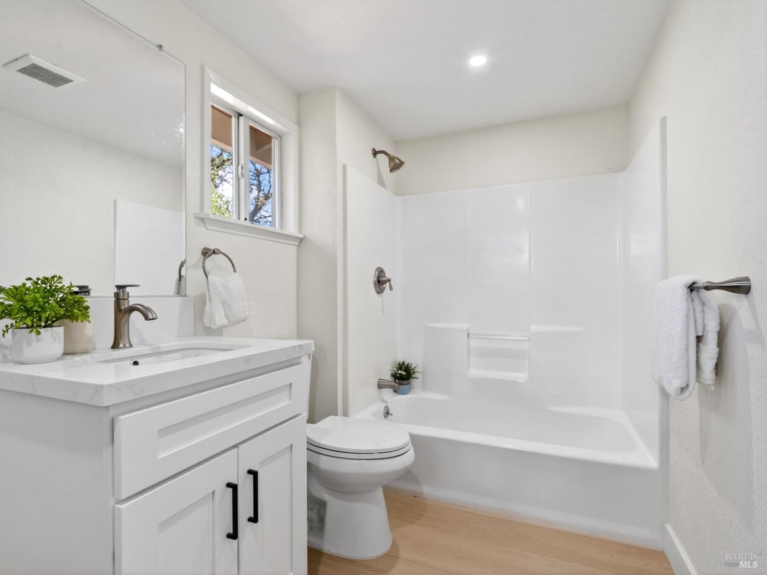 Detail Gallery Image 21 of 44 For 611 Lake St, Cloverdale,  CA 95425 - 3 Beds | 2 Baths