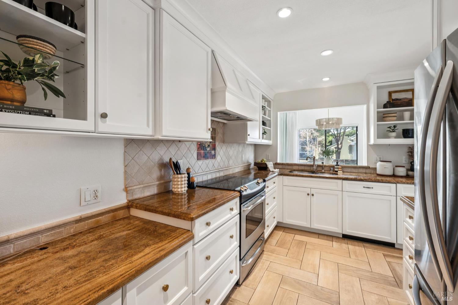 Detail Gallery Image 14 of 45 For 115 Eucalyptus Knoll St, Mill Valley,  CA 94941 - 2 Beds | 2 Baths