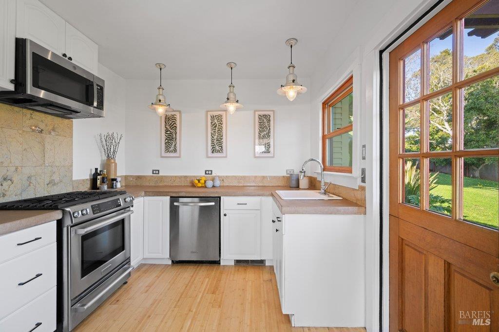 Detail Gallery Image 5 of 37 For 146 Morning Sun Ave, Mill Valley,  CA 94941 - 3 Beds | 2 Baths