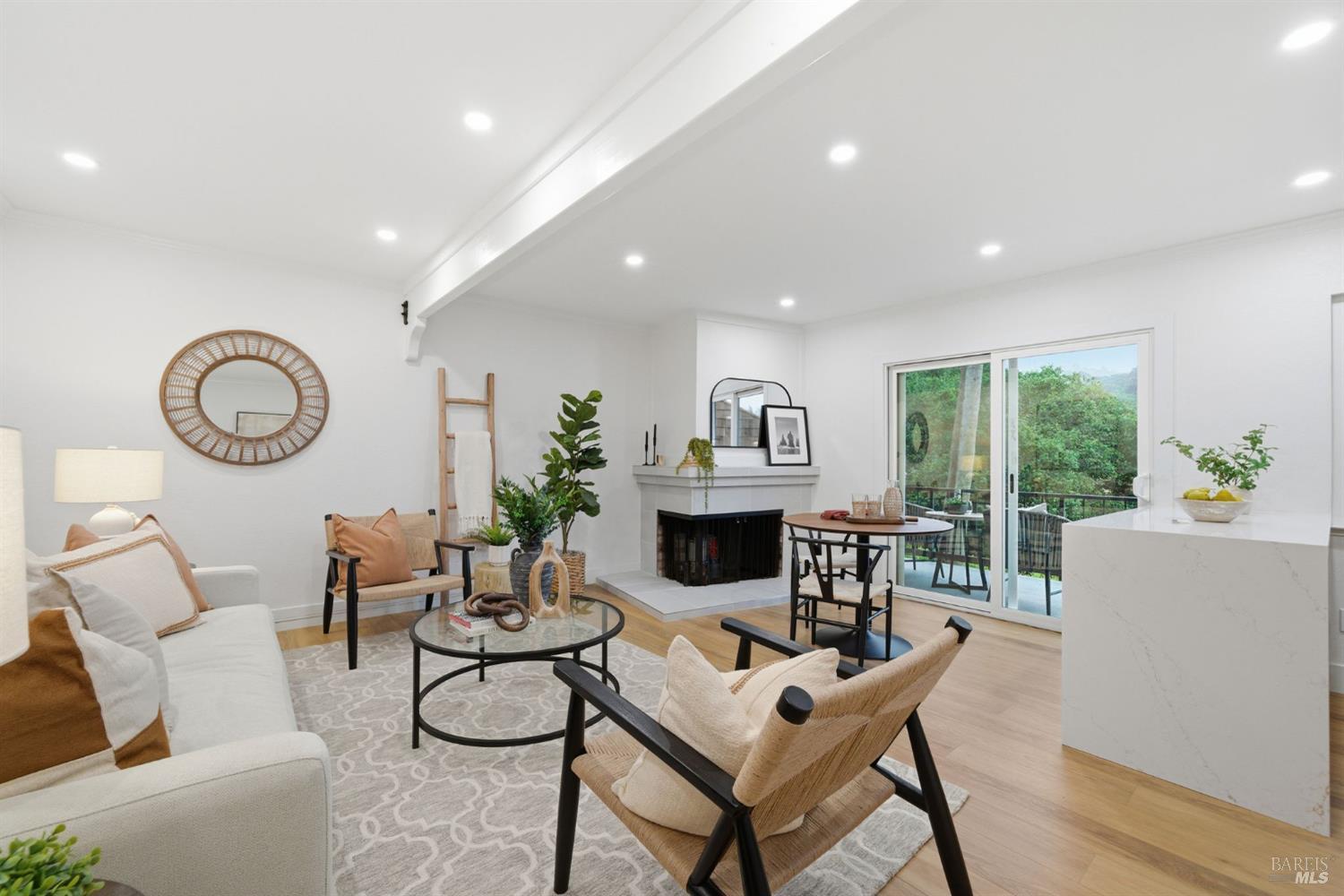 Detail Gallery Image 3 of 38 For 116 Stanford Way, Sausalito,  CA 94965 - 1 Beds | 1 Baths