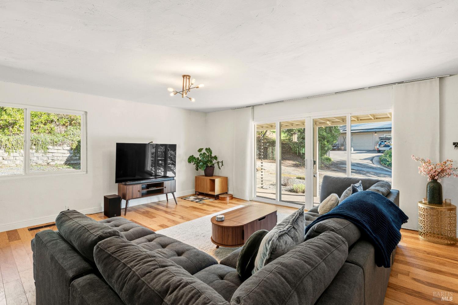 Detail Gallery Image 2 of 30 For 185 Grace Ct, Cloverdale,  CA 95425 - 3 Beds | 2 Baths