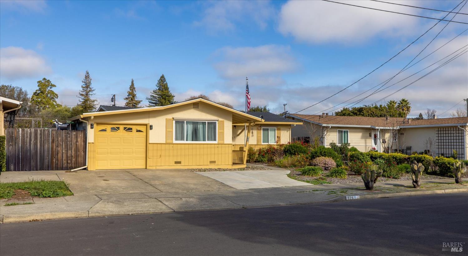 Detail Gallery Image 2 of 43 For 828 Laguna St, Napa,  CA 94558 - 3 Beds | 2 Baths