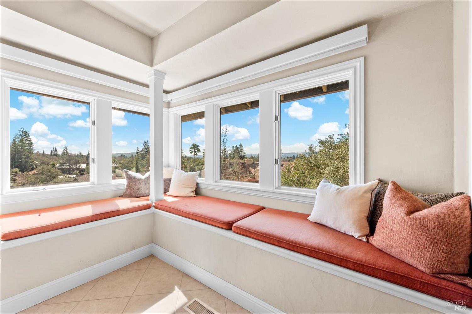 Detail Gallery Image 32 of 68 For 14 Maui Way, Napa,  CA 94558 - 4 Beds | 3 Baths