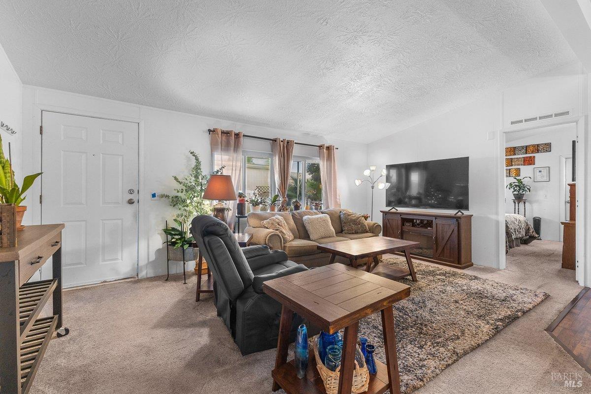 Detail Gallery Image 2 of 10 For 1138 Broadleaf Ln, Windsor,  CA 95492 - 3 Beds | 2 Baths