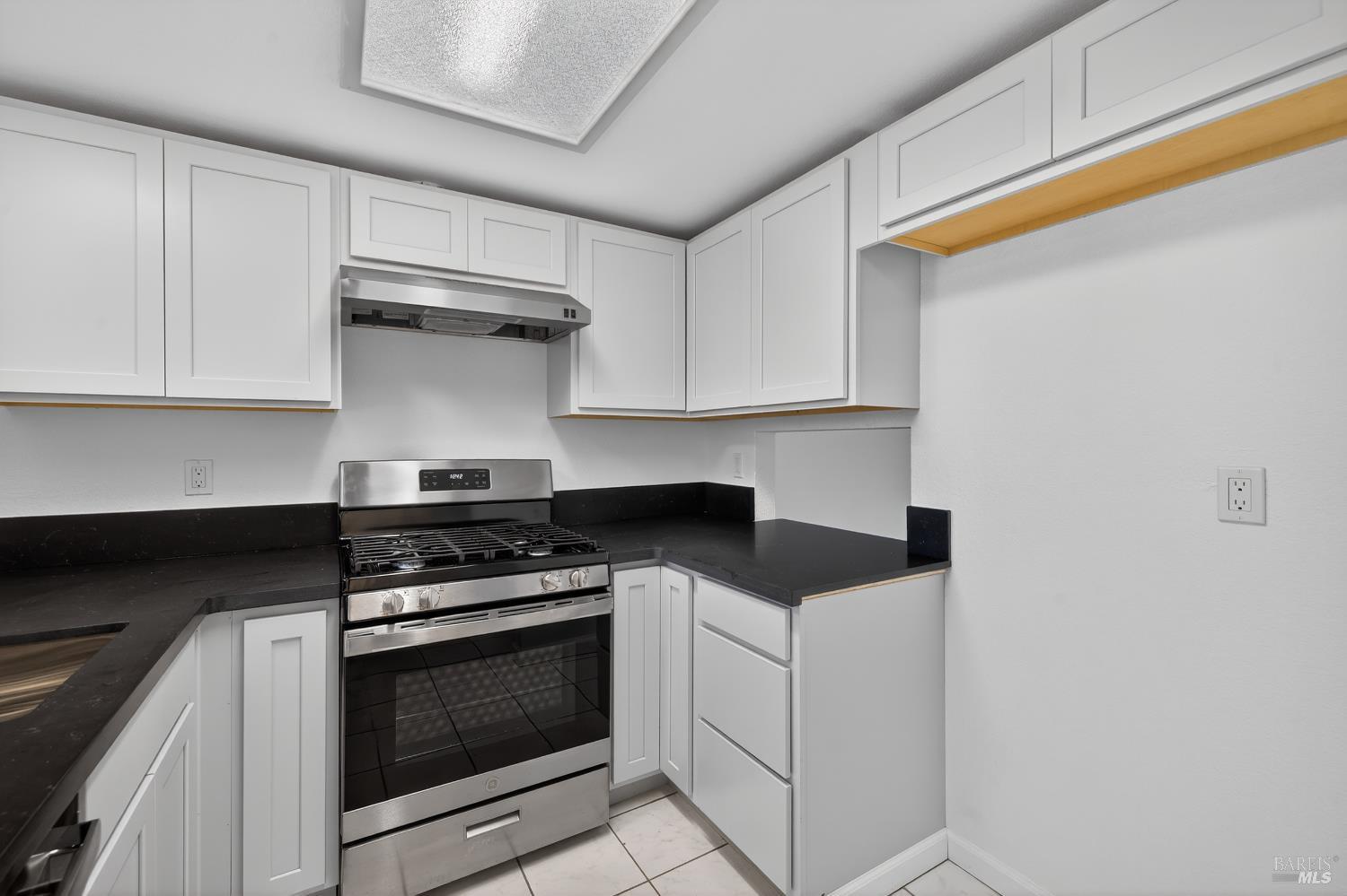 Detail Gallery Image 3 of 31 For 305 Westmont Pl, Santa Rosa,  CA 95401 - 3 Beds | 2/1 Baths