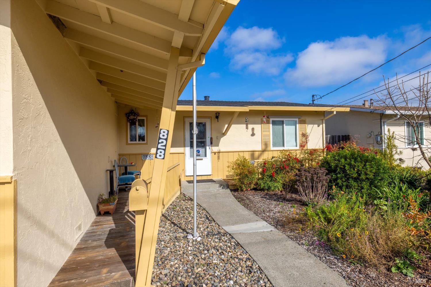 Detail Gallery Image 3 of 43 For 828 Laguna St, Napa,  CA 94558 - 3 Beds | 2 Baths