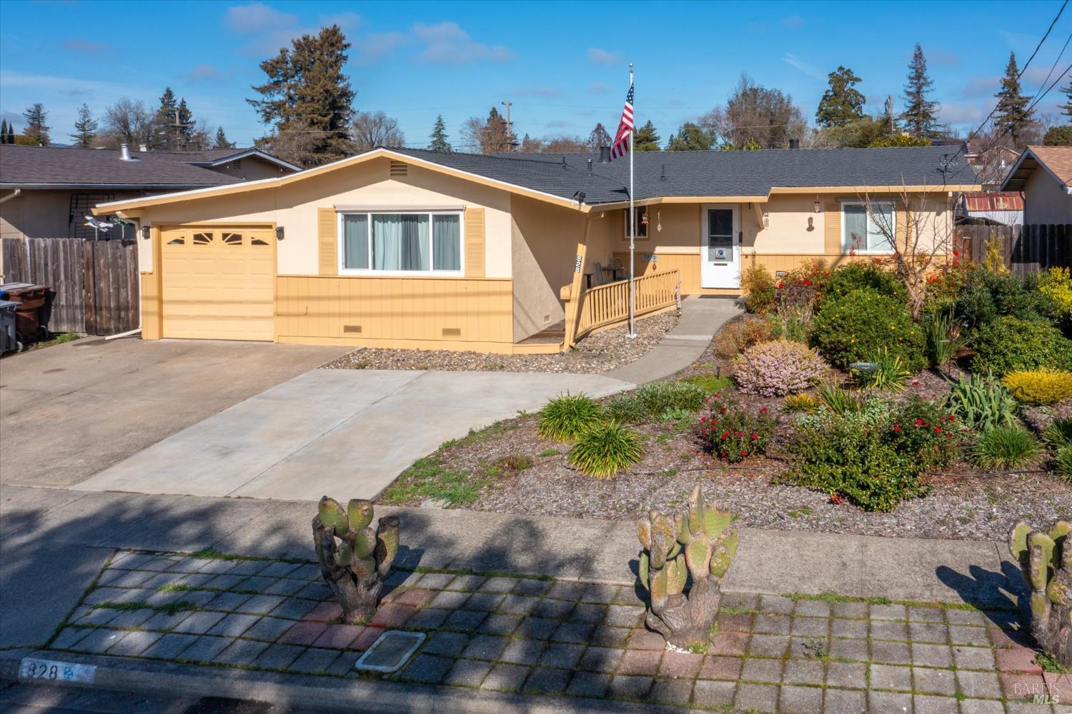 Detail Gallery Image 5 of 43 For 828 Laguna St, Napa,  CA 94558 - 3 Beds | 2 Baths