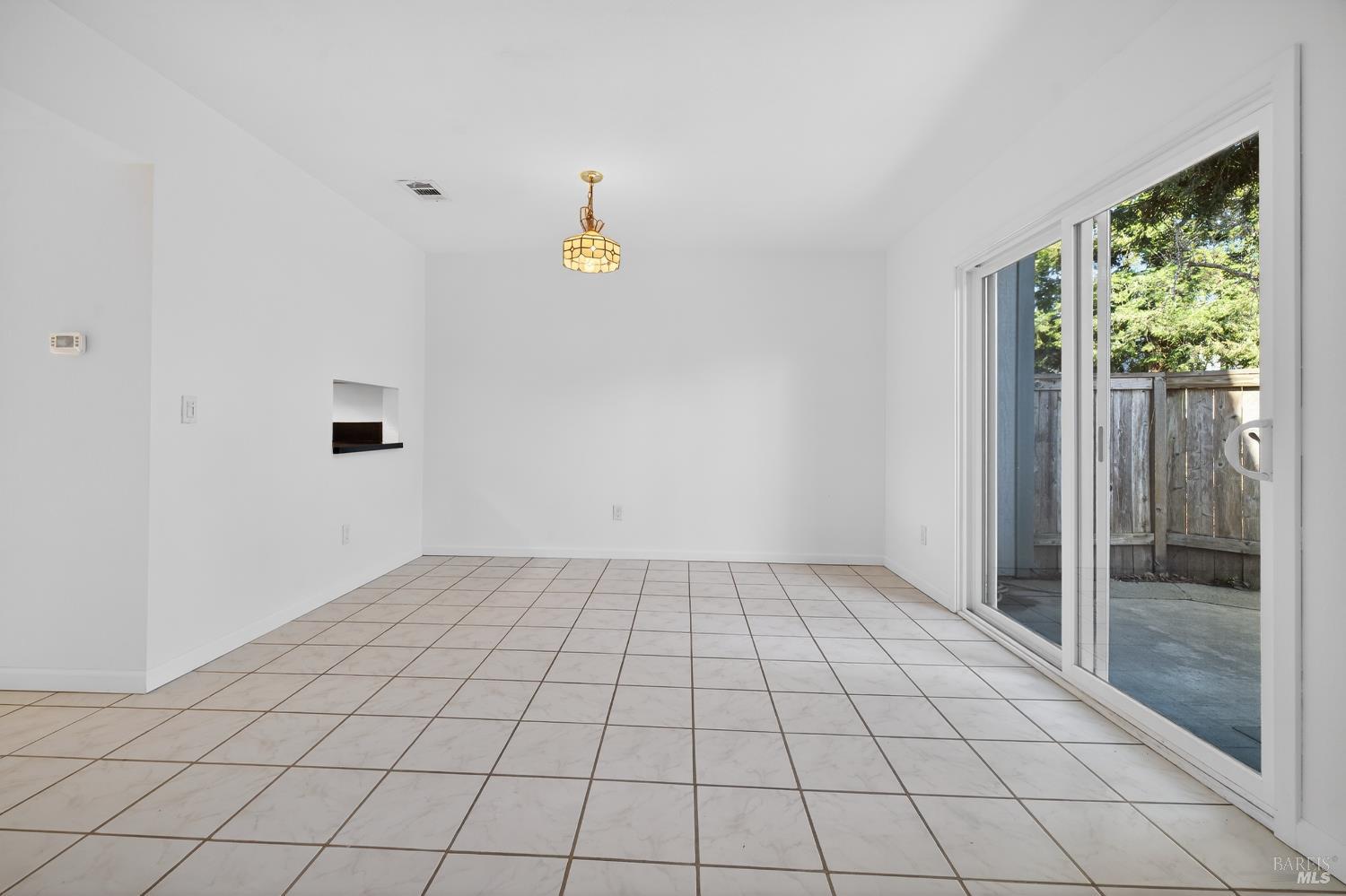 Detail Gallery Image 5 of 31 For 305 Westmont Pl, Santa Rosa,  CA 95401 - 3 Beds | 2/1 Baths