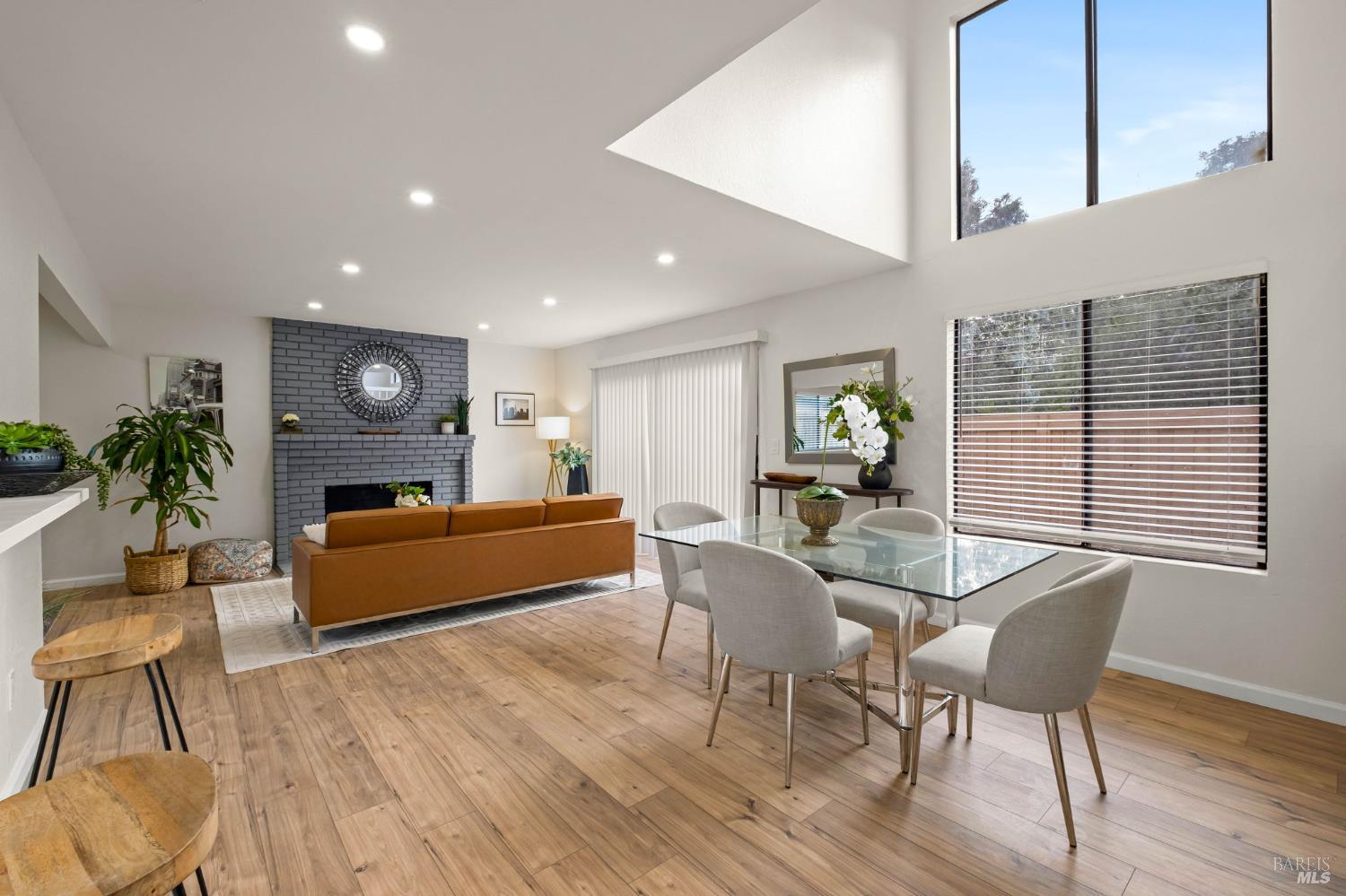 Detail Gallery Image 8 of 43 For 118 Lytham Way, Vallejo,  CA 94591 - 4 Beds | 3 Baths