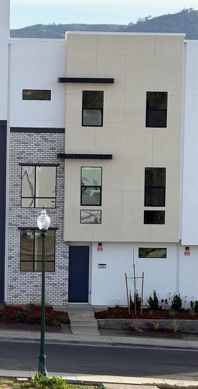 Detail Gallery Image 2 of 7 For 707 Catherine St, Vacaville,  CA 95688 - 3 Beds | 3 Baths