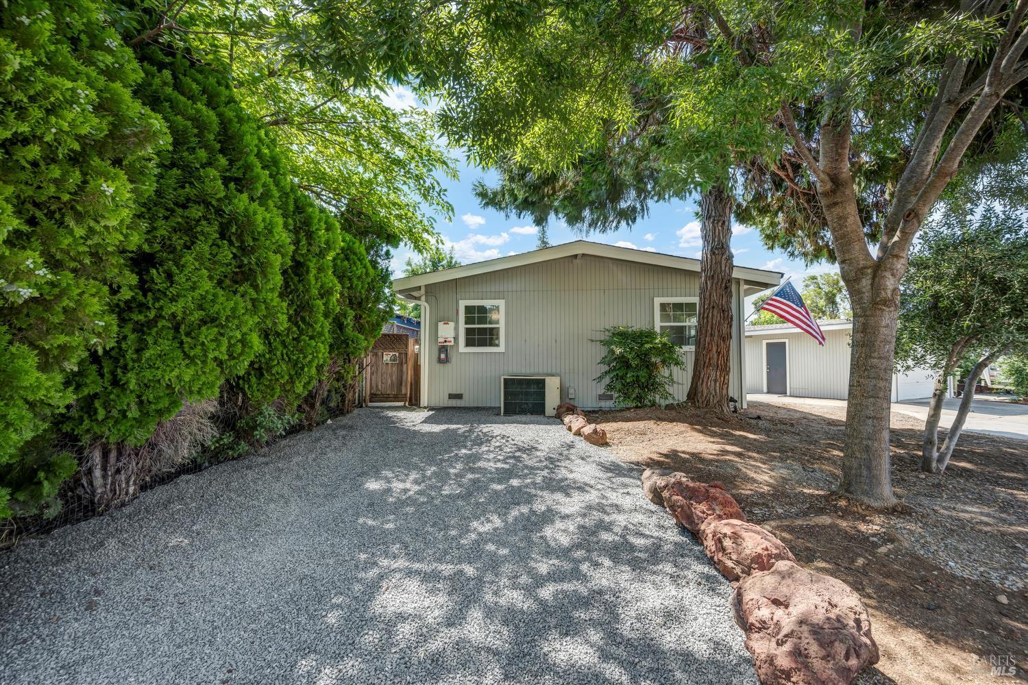 Detail Gallery Image 4 of 38 For 12773 Island Cir, Clearlake Oaks,  CA 95423 - 3 Beds | 1/1 Baths