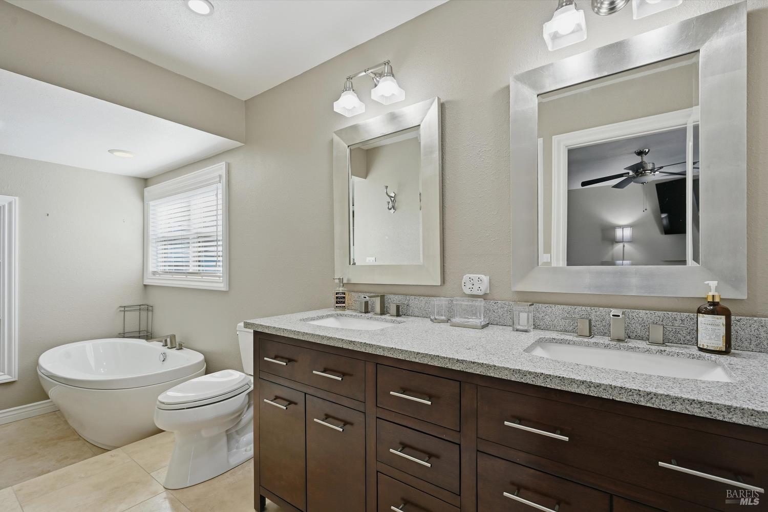 Detail Gallery Image 33 of 44 For 19246 N Shore Ct, Hidden Valley Lake,  CA 95467 - 3 Beds | 3 Baths