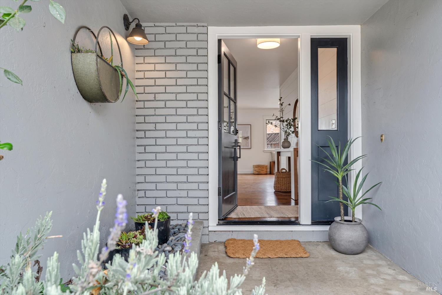 Detail Gallery Image 3 of 26 For 1021 Mcnear Ave, Petaluma,  CA 94952 - 3 Beds | 2 Baths