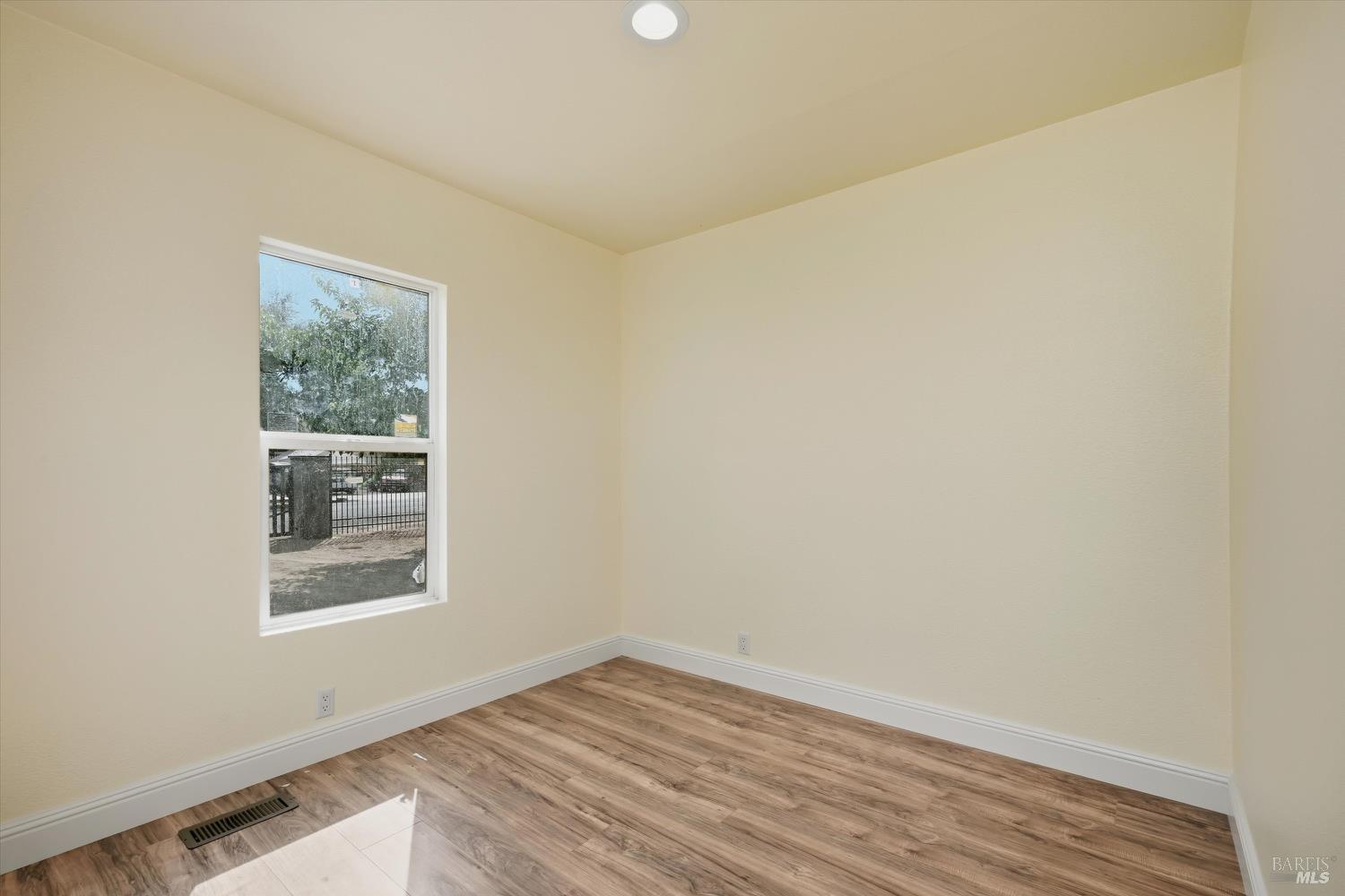 Detail Gallery Image 10 of 32 For 8827 Quarterhorse Ln, Lower Lake,  CA 95457 - 3 Beds | 2 Baths